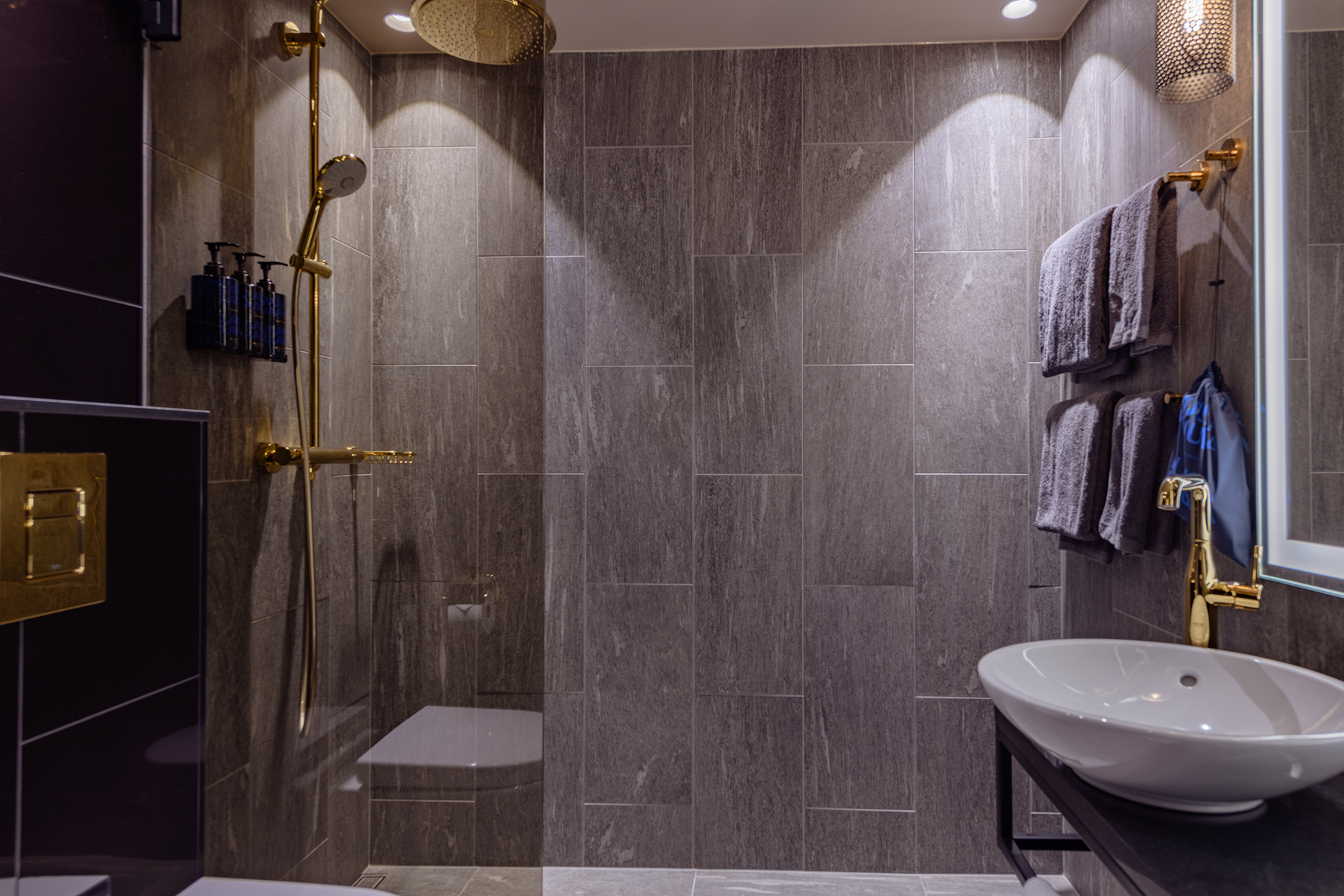 Marski-by-Scandic-room-shower.jpg