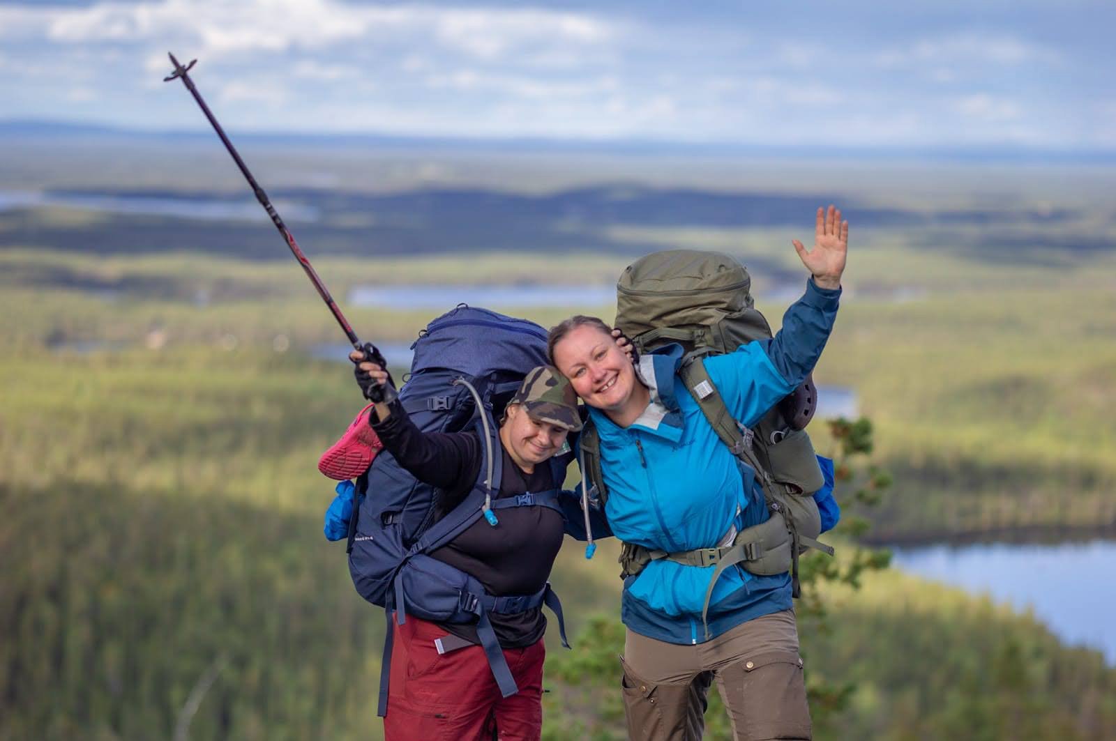 Näkövammainen Outi Keskinen oppaansa Heidi Savolaisen kanssa Ison Karhunkierroksen vaelluksella. Kuvaaja Petri Kinnunen. 